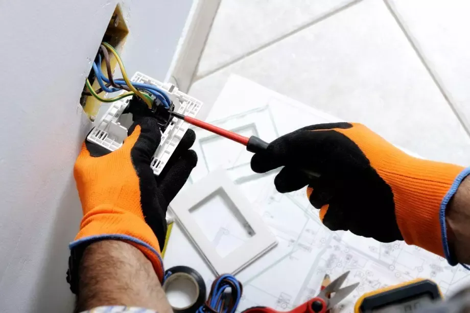 installation électrique à Bours